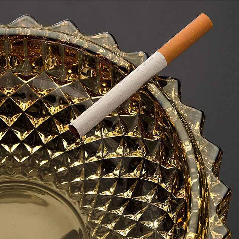 Verre ambré doré - grand cendrier avec cigarette